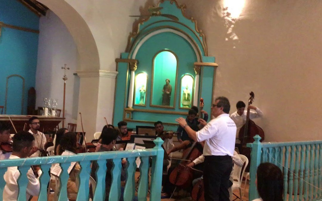 Carlos Moreno, maestro da Orquestra Acadêmica Mozarteum Brasileiro, realiza workshop e concerto em Trancoso, para alunos da NEOJIBA